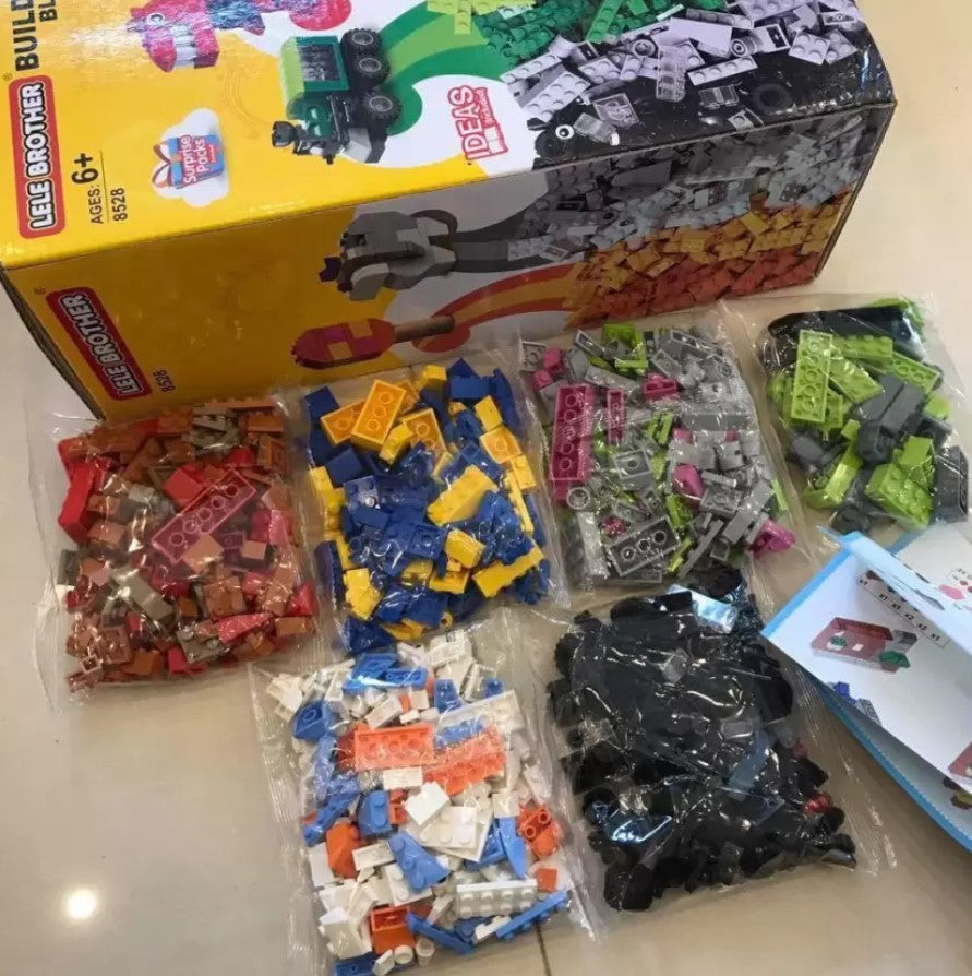 Kids Classic Building Blocks (1000 Pieces) - Lego Compatible